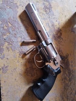 Dan Wesson револьвер 