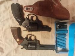 Два гозовых револьвера в комплекте