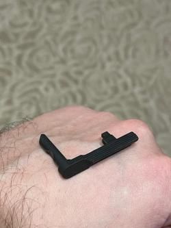 Гроза 3А пятка магазина стальная. Накладки на рукоять деревянные. Затворная задержка