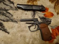 ИЖ-79-9Т Пистолет газовый с возможностью стрельбы патронами с резиновой пулей.