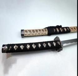 Катана с ножнами под змеиную кожу