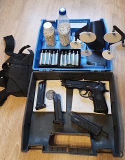Комплект: Пистолет KWC Beretta 92 CO2 GBB (KCB-23AHN) + аксессуары