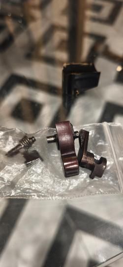 Красный курок и предохранитель пм