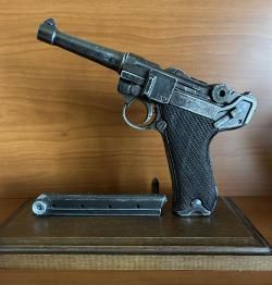 Люгер от Деникс на подставке