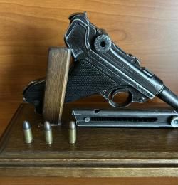 Люгер от Деникс на подставке