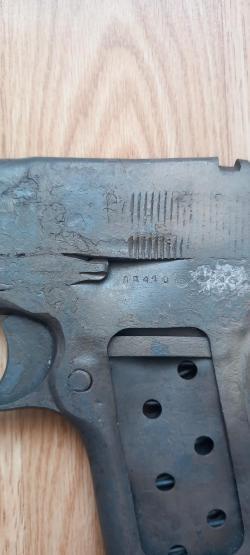 Сувенирное изделие, похожее на ТТ.