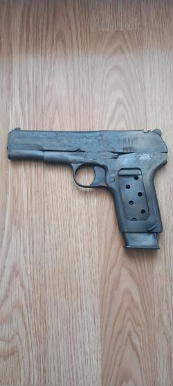 Сувенирное изделие, похожее на ТТ.