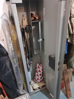 металлический шкаф для двух единиц оружия