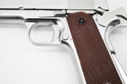 Миниатюрный макет Colt M1911A1 в масштабе 1:2.05