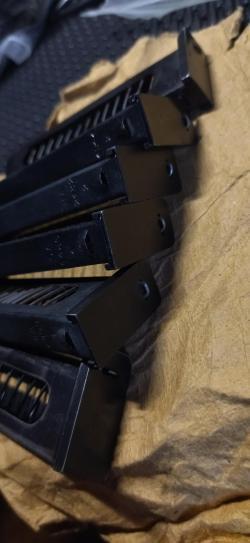 Магазин пм 1954-1972 , предохранитель красные, рукоятки бакелит, дутые задержки