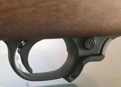 На RUGER 10/22 - рукоятки перезарядки, магазин релиз, ударник, экстрактор, авто болт релиз