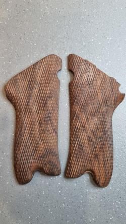 Накладки на рукоять страйкбольного пистолета люгер парабелум Р 08 от KWC, орех 