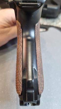 Накладки на рукоять страйкбольного пистолета люгер парабелум Р 08 от KWC, орех 