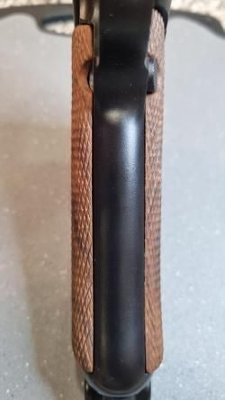 Накладки на рукоять страйкбольного пистолета люгер парабелум Р 08 от KWC, орех 