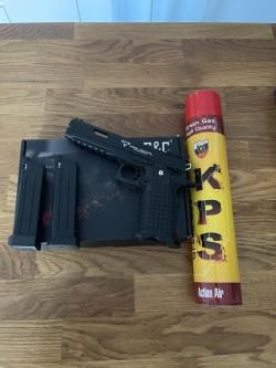 Пару пистолетов