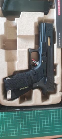 Страйкбольный пистолет WE Glock-17 G-Force, черная рамка и затвор, золот. ствол