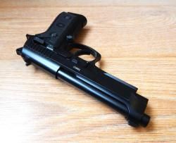 Пневматическая Beretta 92 от Gletcher. Супер состояние с комплектом.Blow Back Авто огонь.