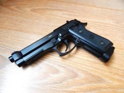 Пневматическая Beretta 92 от Gletcher. Супер состояние с комплектом.Blow Back Авто огонь.