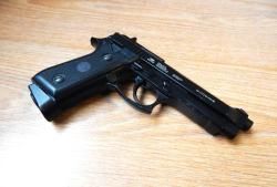 Пневматическая Beretta 92 от Gletcher. Супер состояние с комплектом.Blow Back Авто огонь.