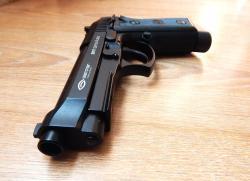 Пневматическая Beretta 92 от Gletcher. Супер состояние с комплектом.Blow Back Авто огонь.