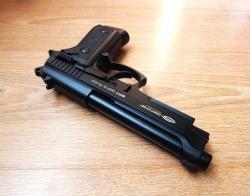 Пневматическая Beretta 92 от Gletcher. Супер состояние с комплектом.Blow Back Авто огонь.