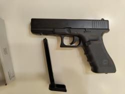 Пневматический Glock 22 нулевый. Отстреляно 10 баллонов