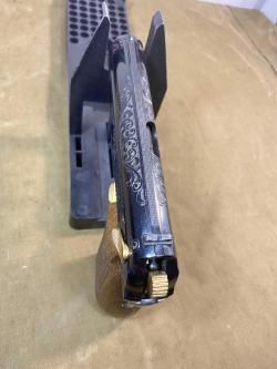 Пневматический пистолет МР-654к 1998 года выпуска украшен резьбой и позолоченным ЗИПом