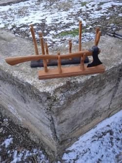 Подставки для хранения коллекционного, сувенирного холодного оружия.