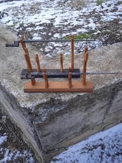 Подставки для хранения коллекционного, сувенирного холодного оружия.