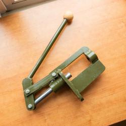 Пресс для снаряжения нарезных патронов