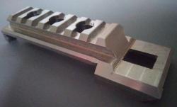 Hogue ATI на Remington 870. Рукояти Pachmayr. SGA на Mossberg 500 590. Планка на Рысь.