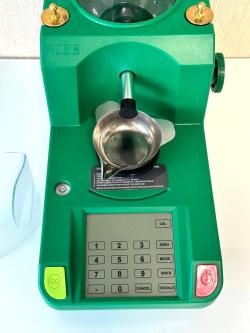 Продам весы-дозатор пороха RCBS® ChargeMaster ™ Lite - б/у