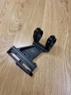 продаю 2 кронштейна и колиматорный прицел для скс