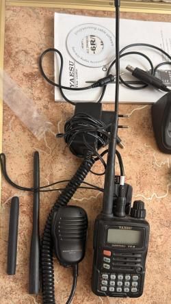 Рация Yaesu VX-6R (полный комплект: доп. антенна, тангента, программатор, 2 АКБ, чехол)