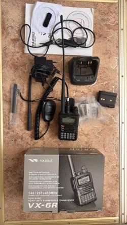 Рация Yaesu VX-6R (полный комплект: доп. антенна, тангента, программатор, 2 АКБ, чехол)