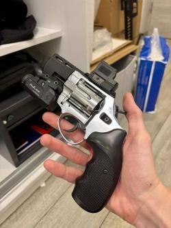 Револьвер Бульдог с тактическим обвесом для аксессуаров и прицела