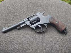 Револьвер охолощенный Наган ИЖ-172 выпуска довоенного 1932 года в хорошем состоянии