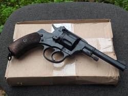 Револьвер охолощенный Наган ИЖ-172 выпуска довоенного 1932 года в хорошем состоянии
