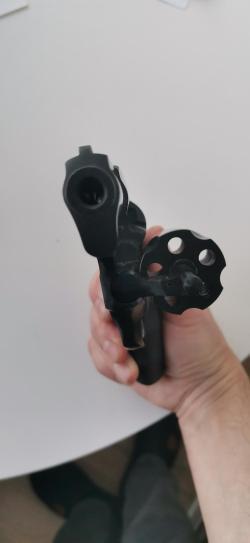 Револьвер TAURUS