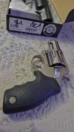 револьвер TAURUS
