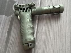 Рукоять –сошка FAB Defense с фонарем