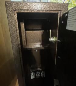 Сейф оружейный МЕТКОН ОШ-4 в г.Ростов - на-Дону в отличном состоянии.