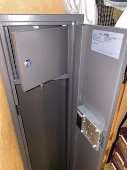 Сейф Шкаф металлический бу состояние нового Чирок 1318EL