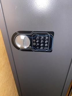 Сейф Шкаф металлический бу состояние нового Чирок 1318EL