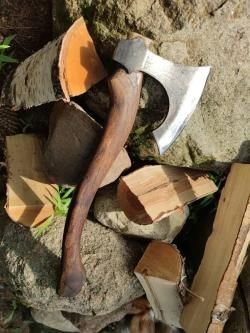 Шикарные кованые топоры 