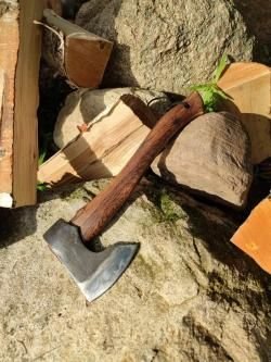 Шикарные кованые топоры 