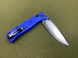Складной нож Benchmade с серрейтором Синий