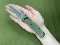 Складной нож Benchmade с серрейтором Зеленый