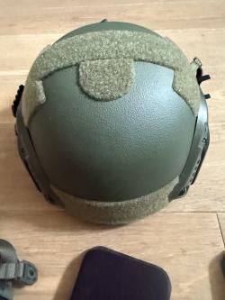 Снаряга: броник, шлем, тактический пояс, нажопник, напашник.