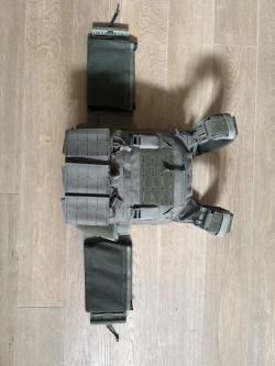 Снаряга: броник, шлем, тактический пояс, нажопник, напашник.